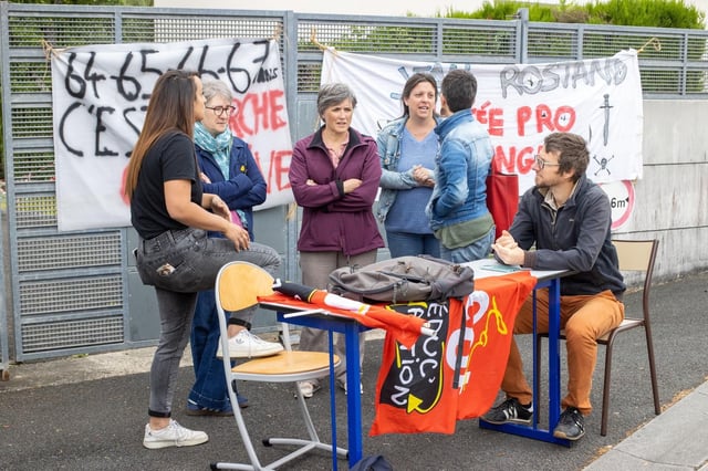 Des enseignants ont exercé leur droit de retrait lundi 16 juin 2025, après que le logement de la principale de leur collège a été vandalisé à Angoulême. Une semaine auparavant, des professeurs du lycée Marguerite Dumas à Angoulême manifestaient après des tirs de mortier lancés par des élèves.