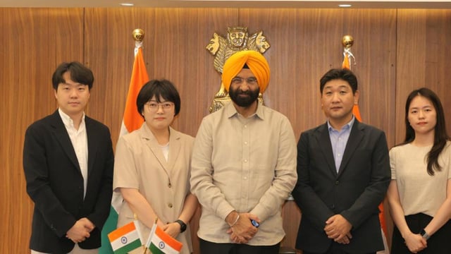 Delhi environment minister Manjinder Singh Sirsa with the delegation from the Korea Environmental Industry Association from South Korea. (HT Photo)