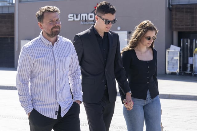 Jakob Ingebrigtsen und seine Ehefrau Elisabeth Asserson Ingebrigtsen auf dem Weg zum Gerichtssaal.