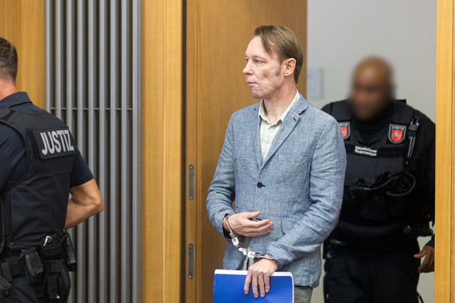 Der Angeklagte Christian B. (M) kommt mit Handschellen in den Gerichtssaal im Landgericht Braunschweig.