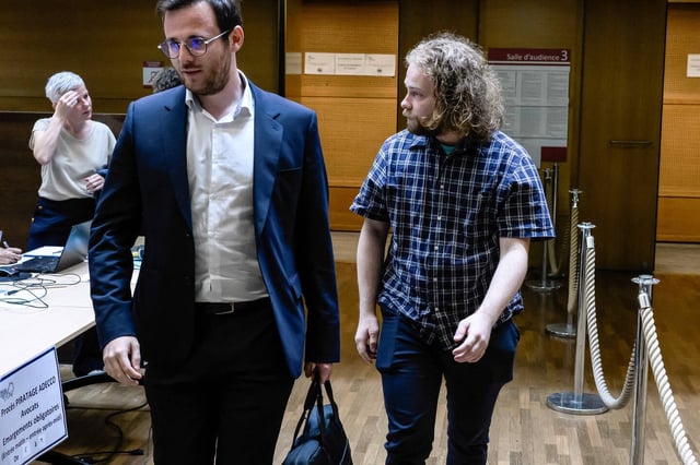L'ancien alternant d'Adecco (à droite), qui avait vendu ses codes pour pénétrer la base de données de son employeur, le 16 juin au tribunal judiciaire de Lyon.