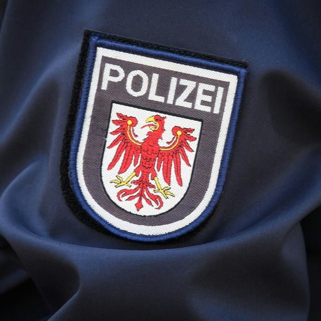 Die Polizei Brandenburg ermittelt gegen Inhaber einer Änderungsschneiderei wegen Volksverhetzung.