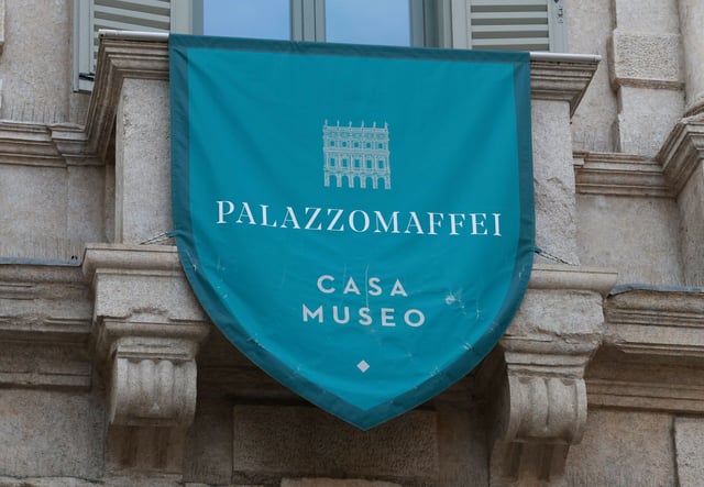 Im Museum Palazzo Maffei setzte sich ein Tourist auf einen Stuhl, der mit Swarovski-Steinen besetzt war.