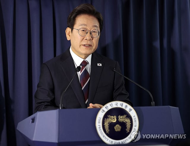 President Lee Jae-myung speaks during a press meeting on a presidential plane en route to Canada on June 16, 2025. (Yonhap)