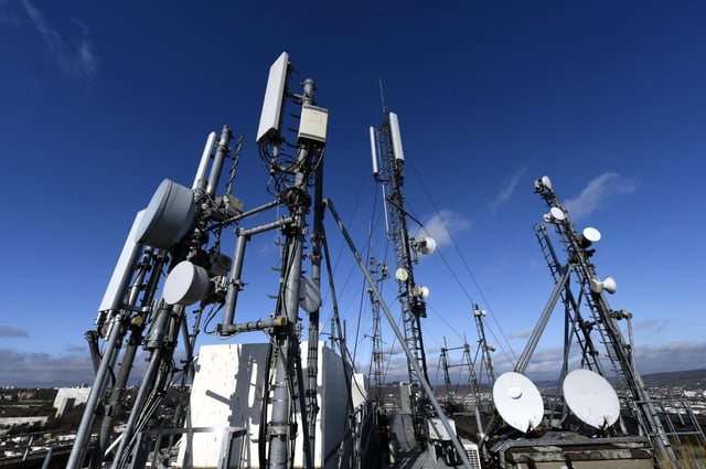 Le réseau SFR est affecté par une panne ce lundi 16 juin 2025. Photo d’illustration : des antennes d’opérateurs de réseau mobile.