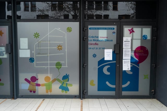 Un rapport de l’Igas publié lundi 16 juin 2025 épingle la gestion du groupe de crèches privées La Maison Bleue. Ici, l’entrée de la crèche Girofle, à Lyon, fermée administrativement pour trois mois en décembre 2024 suite à des signalements auprès des inspecteurs de la Protection maternelle et infantile (PMI).
