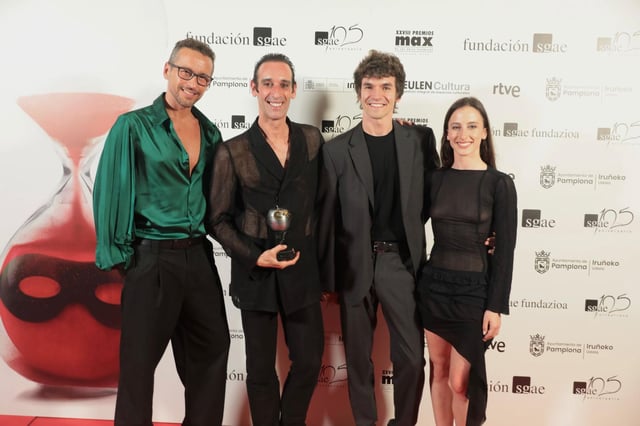 El equipo de 'Afanador' y del Ballet Nacional de España  recogen uno de los grandes Max de la noche, el del Mejor espectáculo de danza