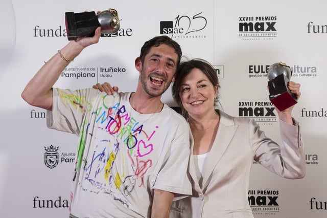 Los actores Enric Auquer y Agata Roca posan con los premios a ´Mejor actor´ y ´Mejor actriz´ durante la 28ª edición de los Premios Max de las Artes Escénicas, el reconocimiento más prestigioso dedicado a los profesionales del teatro y la danza en España, este lunes en el teatro Gayarre de Pamplona. EFE/Iñaki Porto