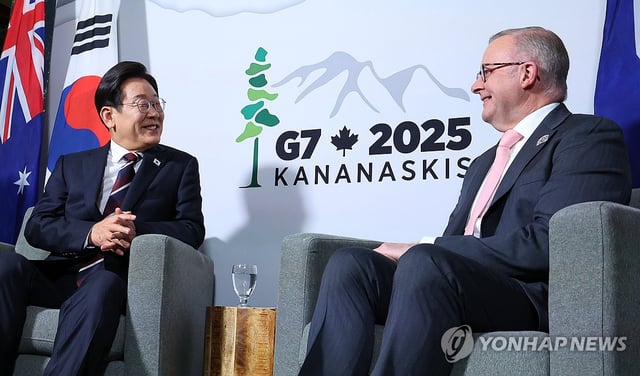 President Lee Jae-myung (L) holds a meeting with Australian Prime Minister Anthony Albanese in Calgary, Canada, on the sidelines of the Group of Seven summit on June 16, 2025. (Yonhap)