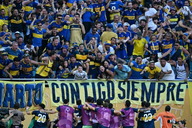 Les supporteurs du Boca Juniors exultent après le deuxième but de leur équipe, le 16 juin 205 en Mondial des clubs à Miami