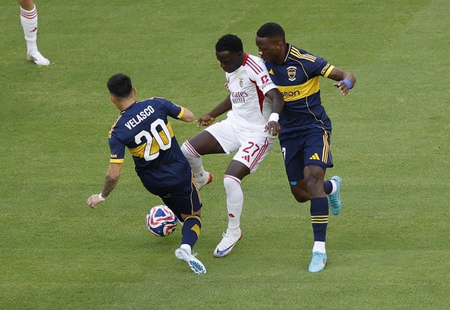 Soccer Football - FIFA Club World Cup - Group C - Boca Juniors v Benfica - Hard Rock Stadium, Miami Gardens, Florida, U.S. - June 16, 2025  Boca Juniors' Alan Velasco and Boca Juniors' Luis Advincula in action with Benfica's Bruma REUTERS/Marco Bello