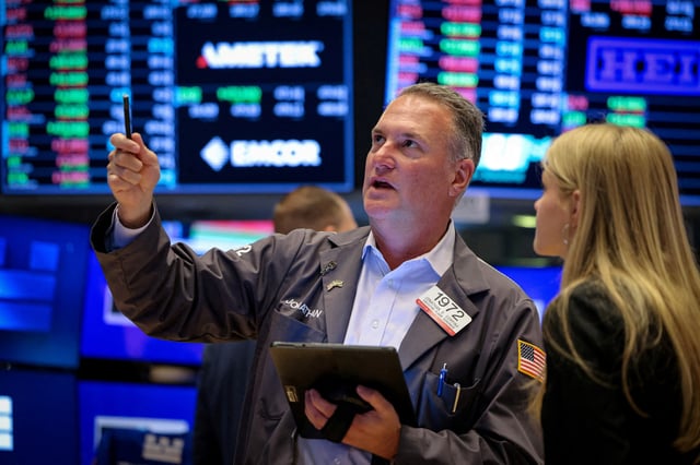 Traders work on the floor at the New York Stock Exchange (NYSE) in New York City, U.S., May 14, 2025.  REUTERS/Brendan McDermid/File Photo
