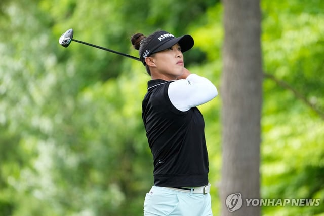 Amy Yang of South Korea tees off on the 16th hole during the first round of the Meijer LPGA Classic for Simply Give at Blythefield Country Club in Belmont, Michigan, on June 12, 2025, in this Getty Images photo. (Yonhap)