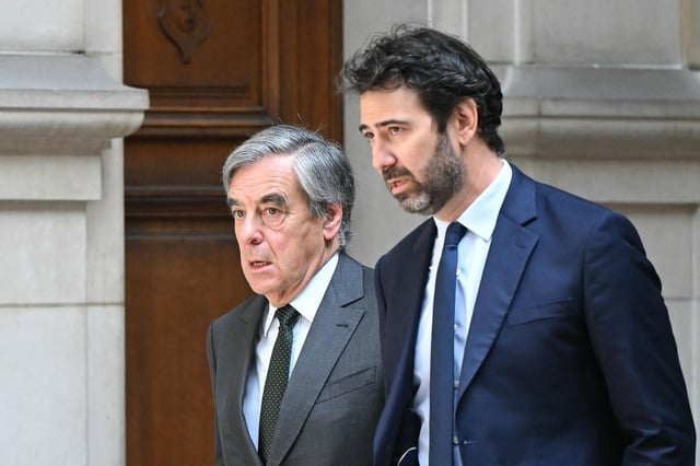 François Fillon quitte la cour d’appel de Paris au côté de son avocat, Antonin Levy, le 29 avril.
