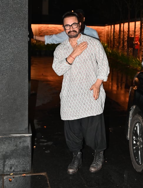 Aamir hosts special Sitaare screening for Gauri Spratt, sister Nikhat, Genelia join