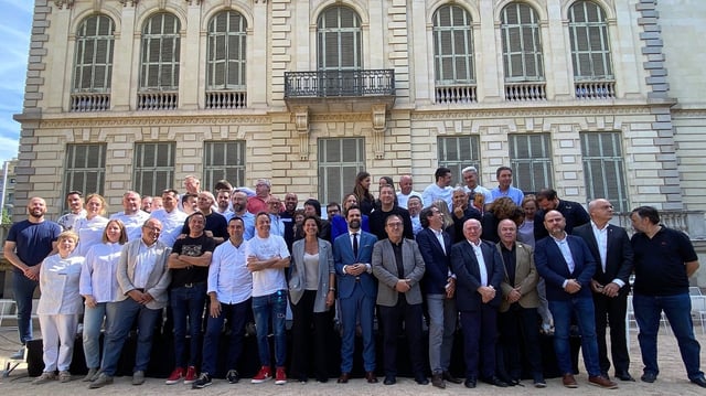Cocineros y cargos públicos posan en el Palau Robert tras conocerse que Catalunya será Región Mundial de la Gastronomía 2025, en junio de 2023.