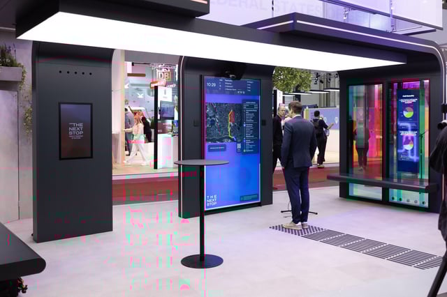 Die Haltestelle der Zukunft wurde auf dem Gelände des Nahverkehrskongresses aufgebaut. Das große Display im Bild arbeitet mit KI.