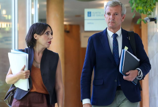 La conselleira María Jesús Lorenzana, con el presidente autonómico, Alfonso Rueda. | X. Álvarez