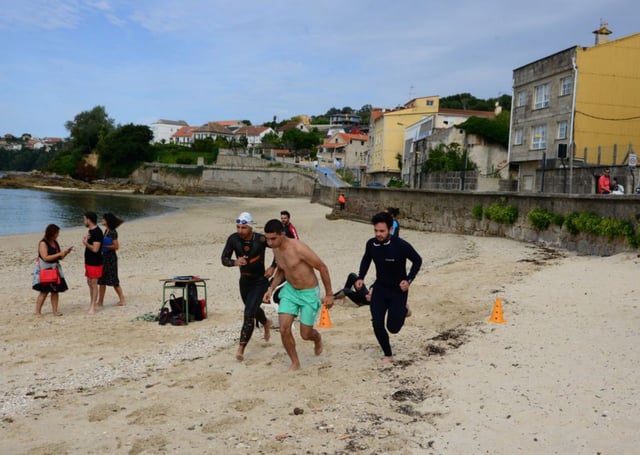 Pruebas de socorristas de un año anterior en Moaña. |  G.N.