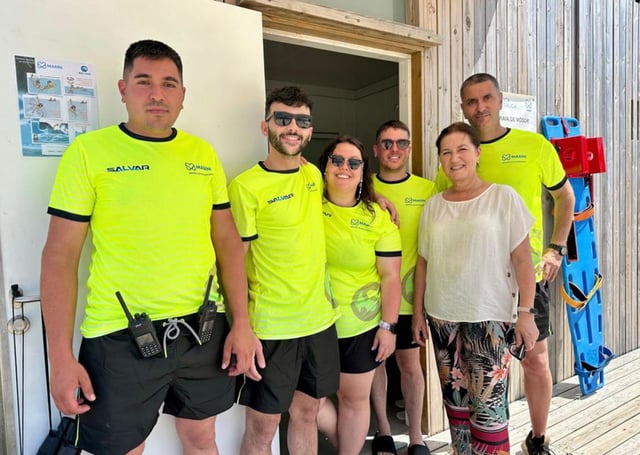 Acuña, junto al equipo de socorristas de Mogor. |  FdV