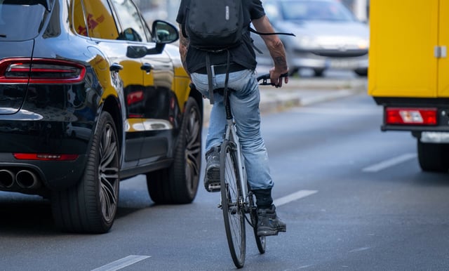 Ein Autofahrer hat einen Radfahrer in Berlin absichtlich angefahren. (Symbolbild)