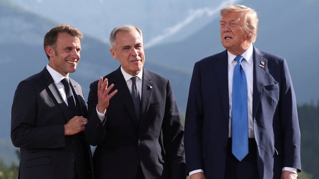 Le président français Emmanuel Macron et le premier ministre canadien Mark Carney et le président américain Donald Trump assistent à une séance photo de famille lors du Sommet du G7, à Kananaskis, Alberta, Canada, le 16 juin 2025.