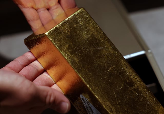 A gold bullion is displayed in The Reserve vault, operated by Silver Bullion Pte Ltd, in Singapore April 10, 2025. REUTERS/Edgar Su/File Photo