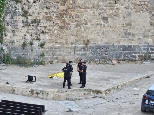 Cuatro agentes de la Policía Nacional junto al cadáver del hombre, este martes, en Ses Voltes.