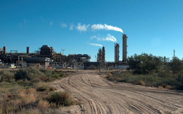 Santos-operated Moomba gas plant is seen outside Moomba, South Australia May 17, 2012.   REUTERS/Rebekah Kebede/File Photo