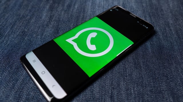 WhatsApp führt im Status-Bereich Werbung ein.