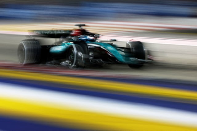 Formula One F1 - Singapore Grand Prix - Marina Bay Street Circuit, Singapore - September 22, 2024  Mercedes' George Russell in action during the race REUTERS/Edgar Su/File Photo