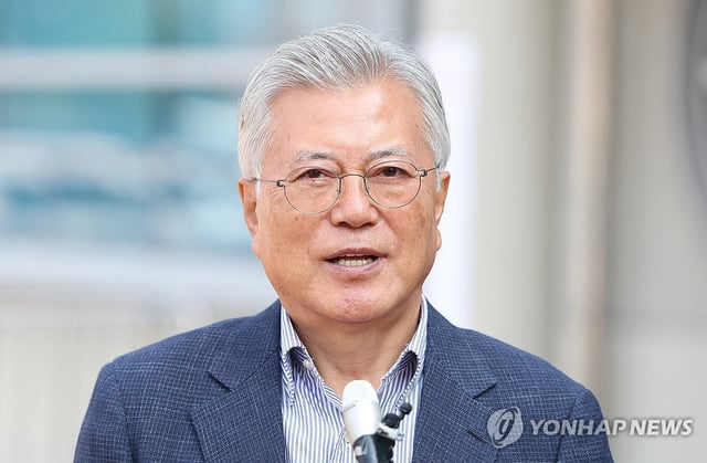 Former President Moon Jae-in speaks to the press after taking part in early voting for the June 3 presidential election near his residence in Yangsan, about 300 kilometers southeast of Seoul, in this May 29, 2025, file photo. (Yonhap)