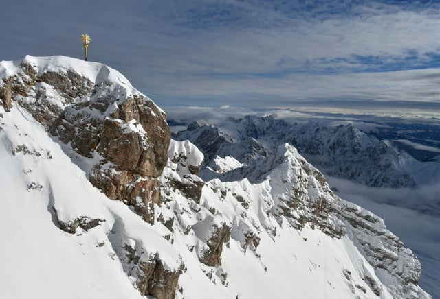 Das zurückliegende Winterhalbjahr in den Alpen ist nach Angaben des Deutschen Wetterdiensts in weiten Teilen "ausgesprochen niederschlags- und schneearm" gewesen. Das galt unter anderem auch für Deutschlands höchstes Skigebiet an der Zugspitze.