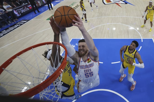 Oklahoma Citys Isaiah Hartenstein dunkt über Indianas Myles Turner.