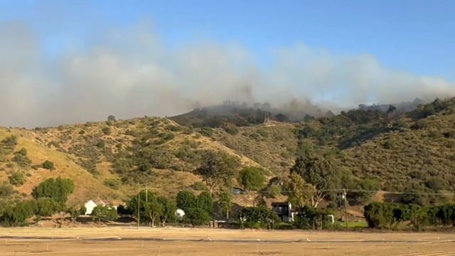 Ventura County brush fire: Howe Fire near Piru threatens high-tension power lines (@VCFD_PIO/X)