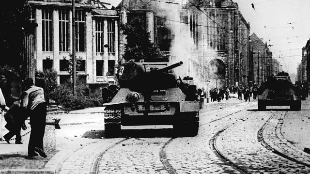 Demonstranten werfen mit Steinen nach russischen Panzern. Am 17. Juni 1953 protestierten in der DDR eine Million Menschen gegen den noch jungen sozialistischen Staat - bis sowjetische Panzer den Aufstand beendeten.