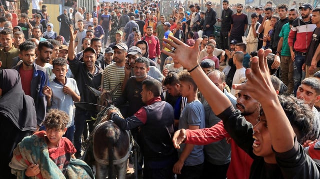 Aufgebrachte Menschen in Chan Junis im Gazastreifen