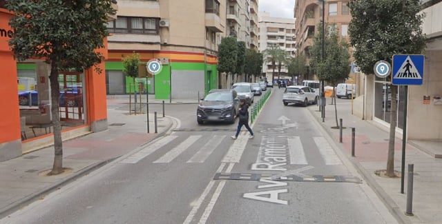 El paso de peatones en el que ha ocurrido el atropello, esta mañana en Ontinyent.