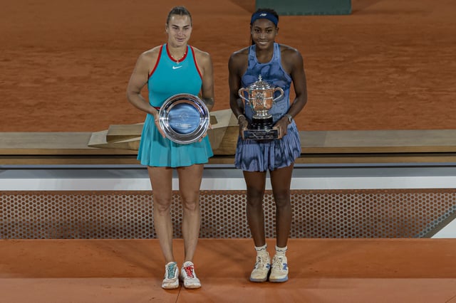 Aryna Sabalenka (l.) neben Siegerin Coco Gauff nach dem French-Open-Finale.