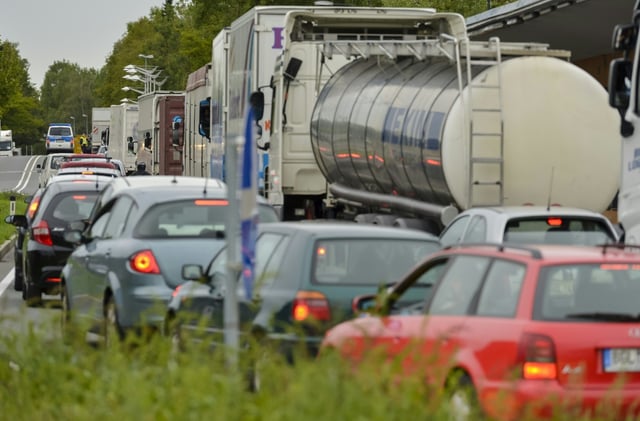 Für das kommende Wochenende erwartet der ADAC zahlreiche Staus. Schon ab Mittwoch sei mit mehr Verkehr auf den Autobahnen zu rechnen, teilte der Automobilklub mit. Grund dafür ist der Fronleichnamstag am Donnerstag, ein Feiertag in mehreren Ländern.