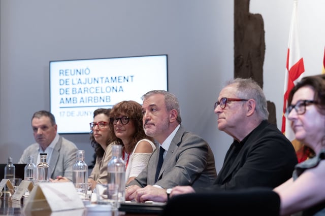 El alcalde Jaume Collboni se reúne con el director de Airbnb en España y Portugal, Jaime Rodríguez, en el Ayuntamiento de Barcelona, a 17 de junio de 2025, en Madrid (España).