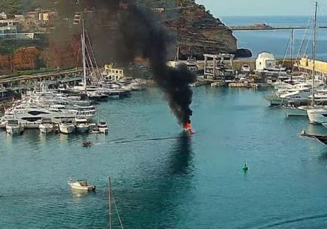 La lancha echando humo tras una explosión en el Port Adriano