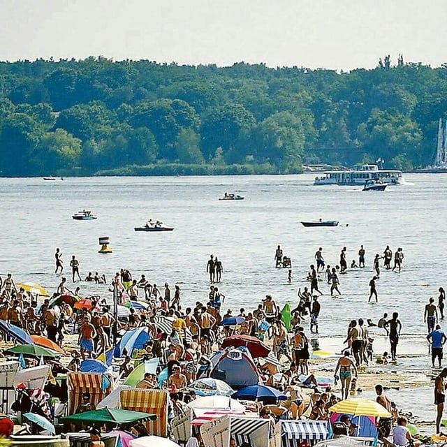 Abkühlung verspricht das Strandbad am Wannsee. In diesem Juli und August erwarten Meterologen bis zu 38 Grad.