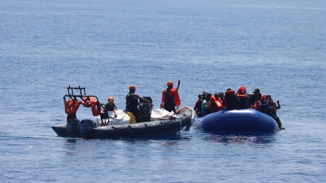 Die Schiffe von Sea-Eye retten Migranten von schiffbrüchigen Booten.