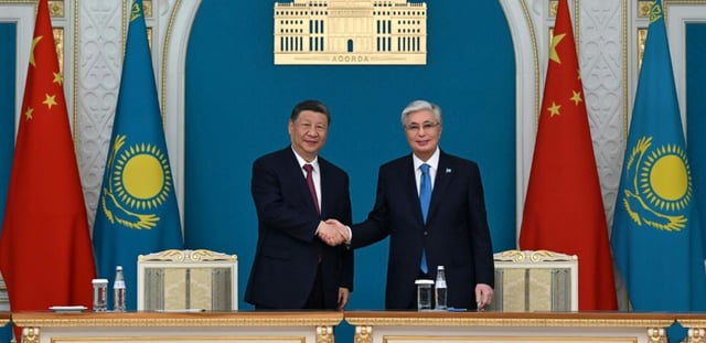 Photo diffusée par la présidence du Kazakhstan le 16 juin 2025 montrant le président chinois Xi Jinping (à gauche) et son homologue kazakhstanais Kassym-Jomart Tokaïev