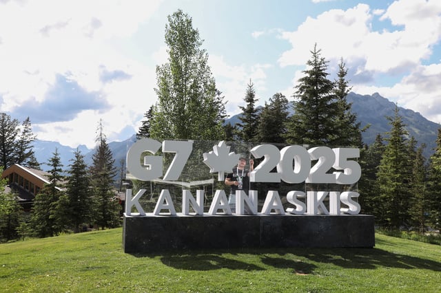 A worker prepares a sign ahead of the G7 summit at a satellite location in Banff, Alberta, Canada, June 14, 2025. REUTERS/Amber Bracken/ File Photo