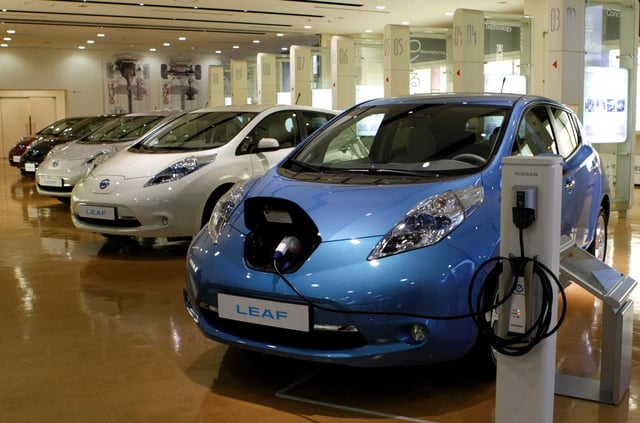 Nissan Leaf electric vehicles on display at the company's Oppama plant in Yokosuka, south of Tokyo, October 22, 2010. REUTERS/Staff/File Photo