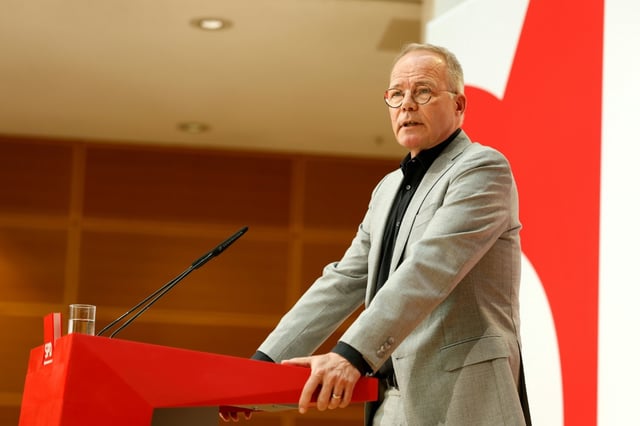 SPD-Fraktionschef Miersch hat sich für eine Veröffentlichung des bisher unter Verschluss gehaltenen Berichts zu den Corona-Maskenkäufen des damaligen Gesundheitsministers Spahn ausgesprochen. Der gesamte Bericht müsse dem Bundestag "umgehend" zugänglich gemacht werden.
