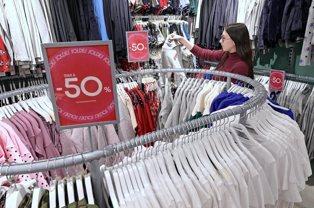 Les achats neufs d’habillement ont atteint un record en France en 2024, a indiqué l’éco-organisme Refashion, mardi 17 juin 2025. Photo d’illustration : un magasin pendant les soldes.