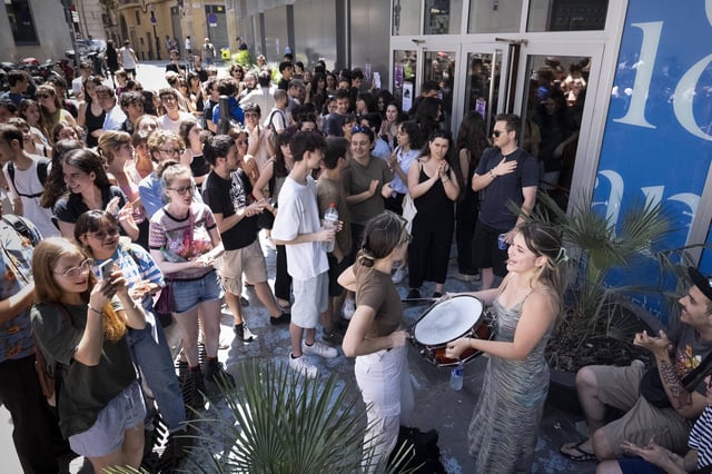 Alumnos y alumnas del Conservatori del Liceu se concentran en la sede del conservatorio de Nou de la Rambla para protestar contra los abusos